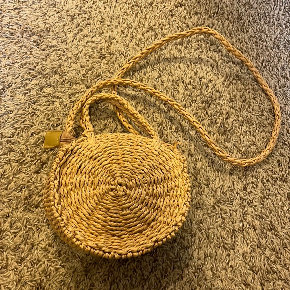 Small round cross body straws bag
